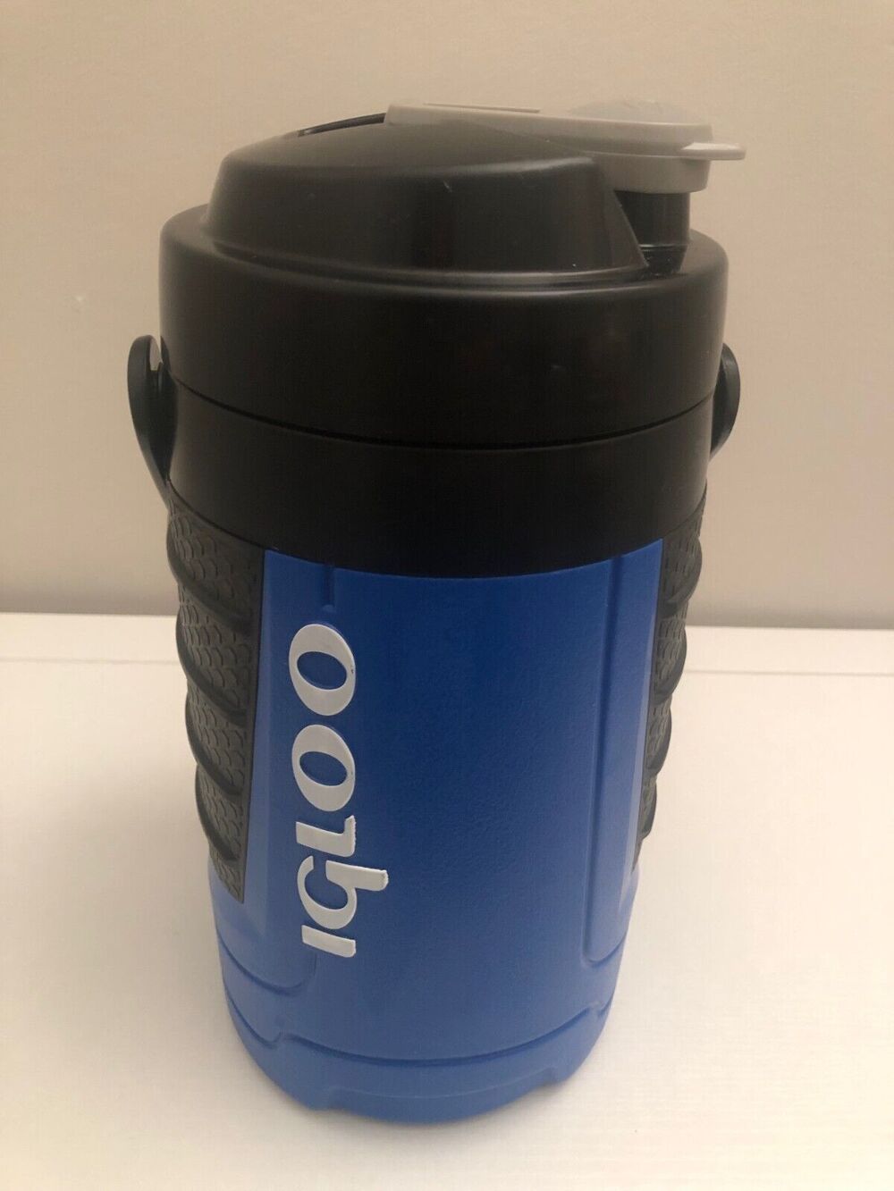 Igloo 2 Quart Beverage Cooler Blue with Handle and Locking Top Excellent Cond.